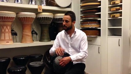 Un percussionniste Turque excellent avec sa Darbuka!