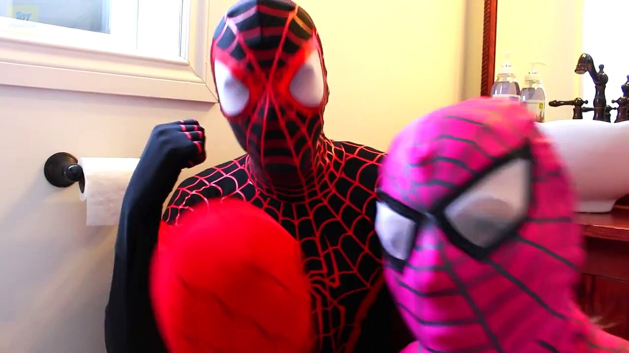 Spiderman & Pink Spidergirl VS Spiderbabys Poo! Farts & Potty Training! Superheroes in Real Life :)