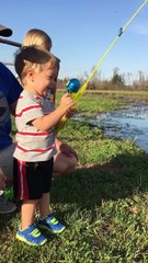 Un petit garçon attrape son tout premier poisson