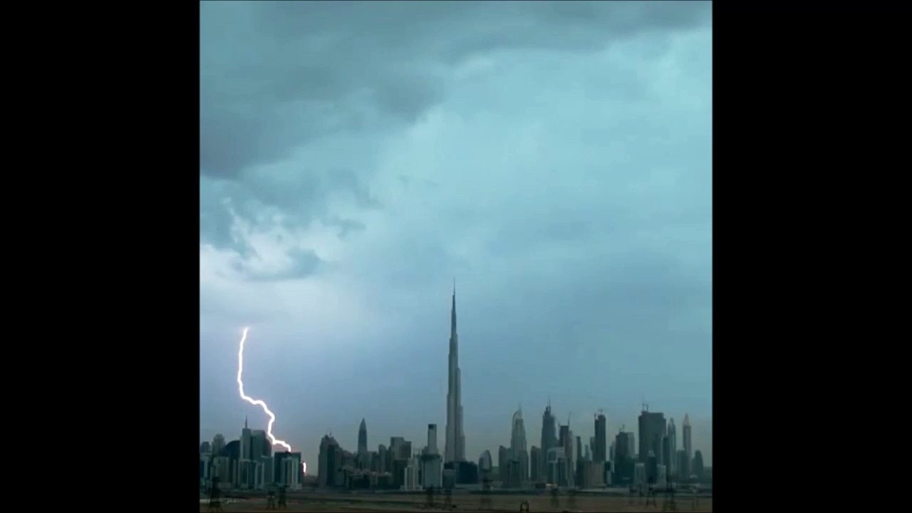 Images magnifiques de la foudre qui frappe Dubaï en plein orage