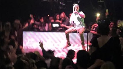 Justin Bieber fait un petit sermon dans un club à Los Angeles