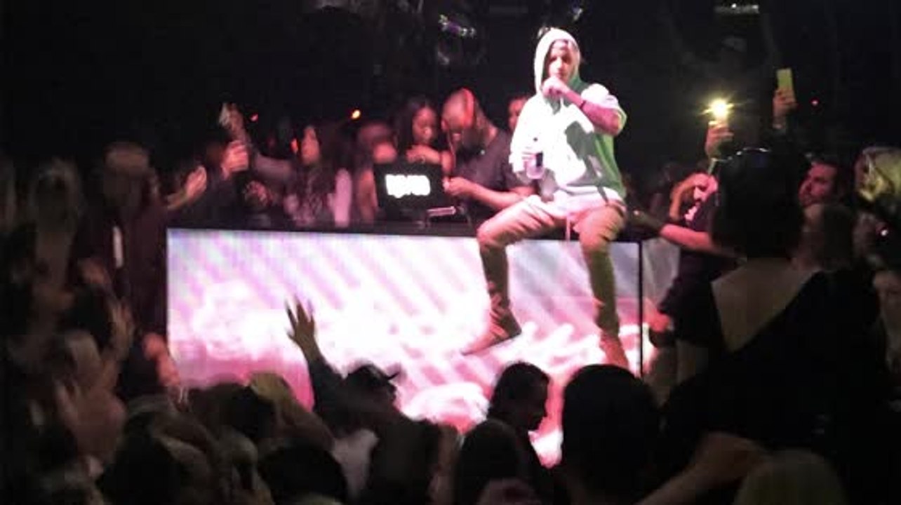 Justin Bieber hält eine Rede in einem Nachtklub in L.A.