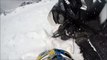 Une motoneige emporté par une avalanche arrive à s'extirper de la poudreuse... Miraculeux