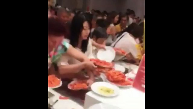 Le comportement de ces touristes chinois à un buffet est inexcusable. Du jamais-vu !
