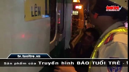 CSGT cẩu xe buýt đậu trên đại lộ về trụ sở trong đêm