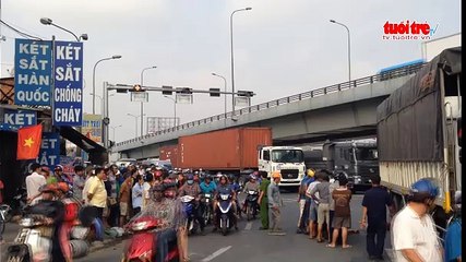 Va chạm với xe tải, một cô gái chết thảm