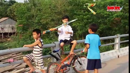 Nguy hiểm rình rập khi trẻ thả diều trên cầu