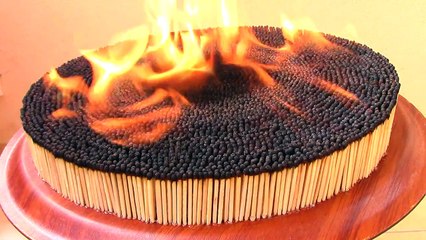 Découvrez l'impressionante réaction en chaîne de 4000 allumettes qui s'embrasent simultanément