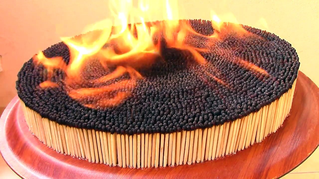 Découvrez l'impressionante réaction en chaîne de 4000 allumettes qui s'embrasent simultanément