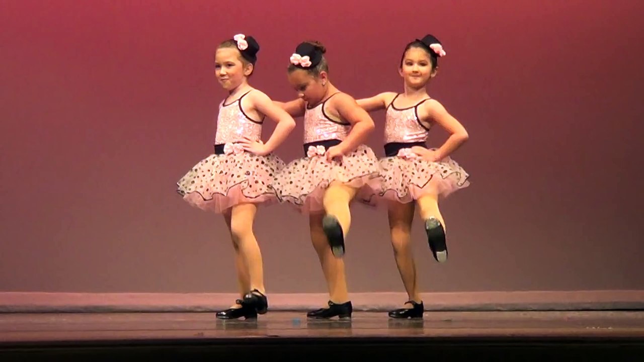 Ces 3 fillettes montent sur scène. Celle du milieu se retourne et le public éclate de rire