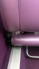 Une femme surprend un mec en train de tenter de filmer sous sa jupe