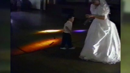 Ce gamin défonce tout sur la piste de danse... Ahaha