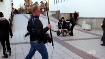 Un handicapé défend des journalistes contre des migrants