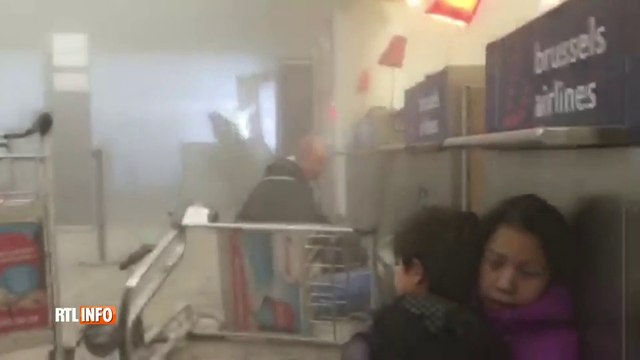 Attentats de Bruxelles - Belgique: Le CHAOS à l'intérieur du hall de l'aéroport de Zaventem