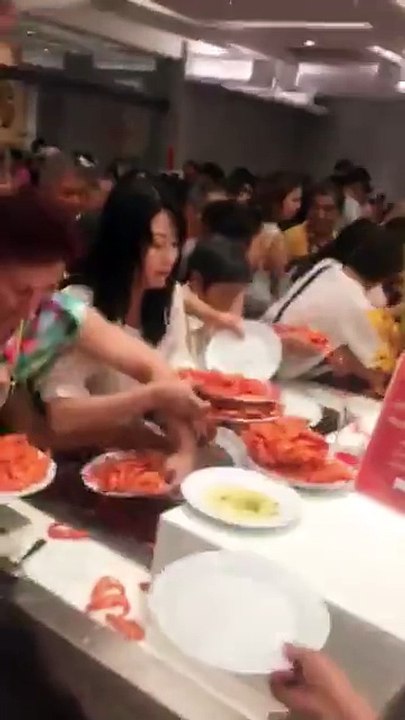 Des touristes chinois à un buffet de crevettes