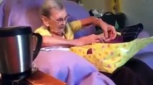 Mira la reacción de esta abuela al recibir un regalo
