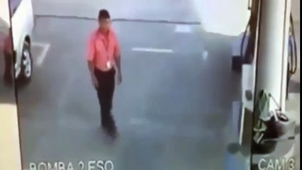 Cop Tackles Extortionist with a Nice Sweep Kick