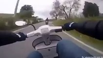 Un motard humilié par un scooter..