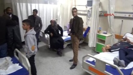 Gaziantep - Karkamış'ta Minibüs ile Otomobil Çarpıştı: 12'si Öğrenci, 15 Yaralı