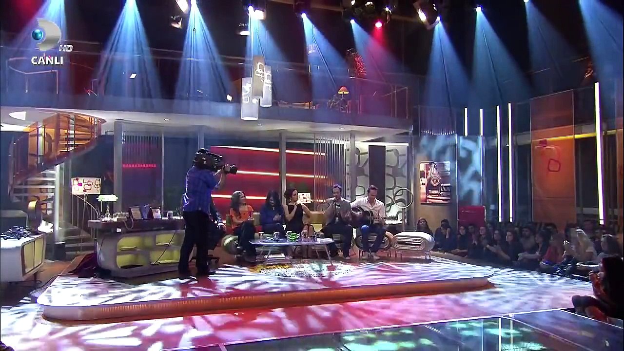 Sarp Apak, Beyaz Show "Efulim" Canlı Performansı