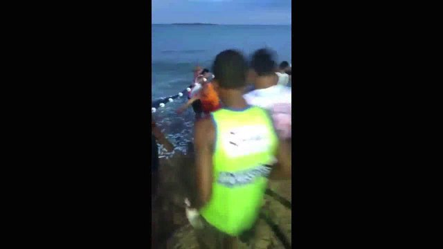 Puxada de rede na praia de Itapoã, em Vila Velha