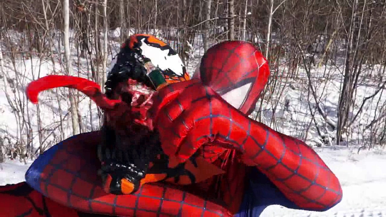 Spiderman vs Carnage vs Hulk  Hot Pepper Sauce  Thor Hammer Superhero Battle Movie in Real Life