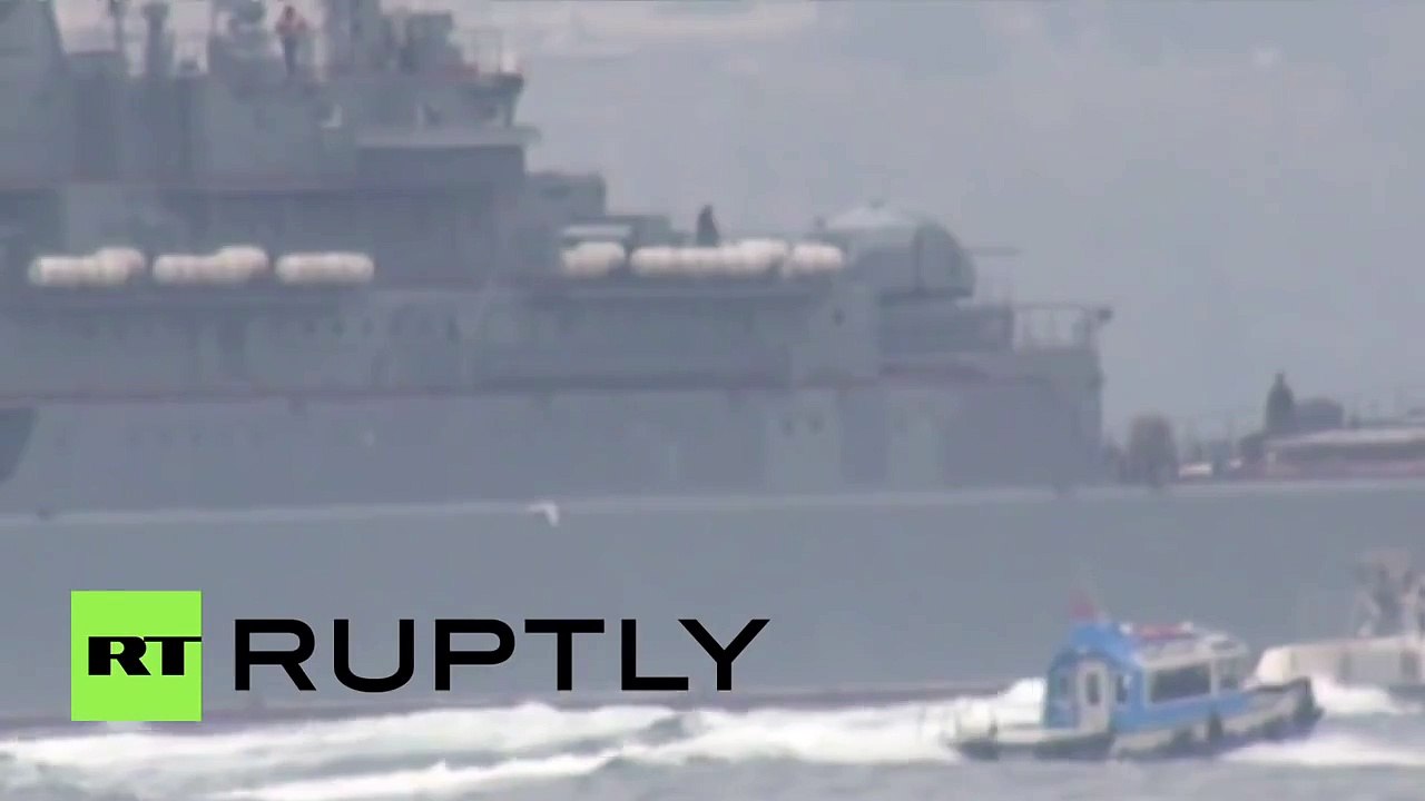 Türkei: Extreme Sicherheitsmaßnahmen als russisches Kriegsschiff den Bosporus passiert