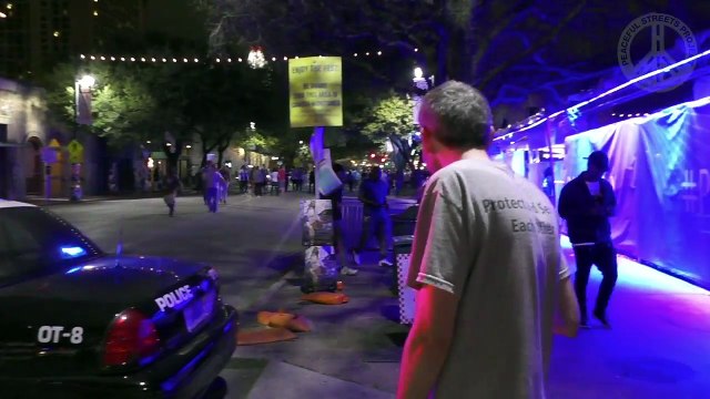 Un policier américain asperge de poivre un homme déja menotté !