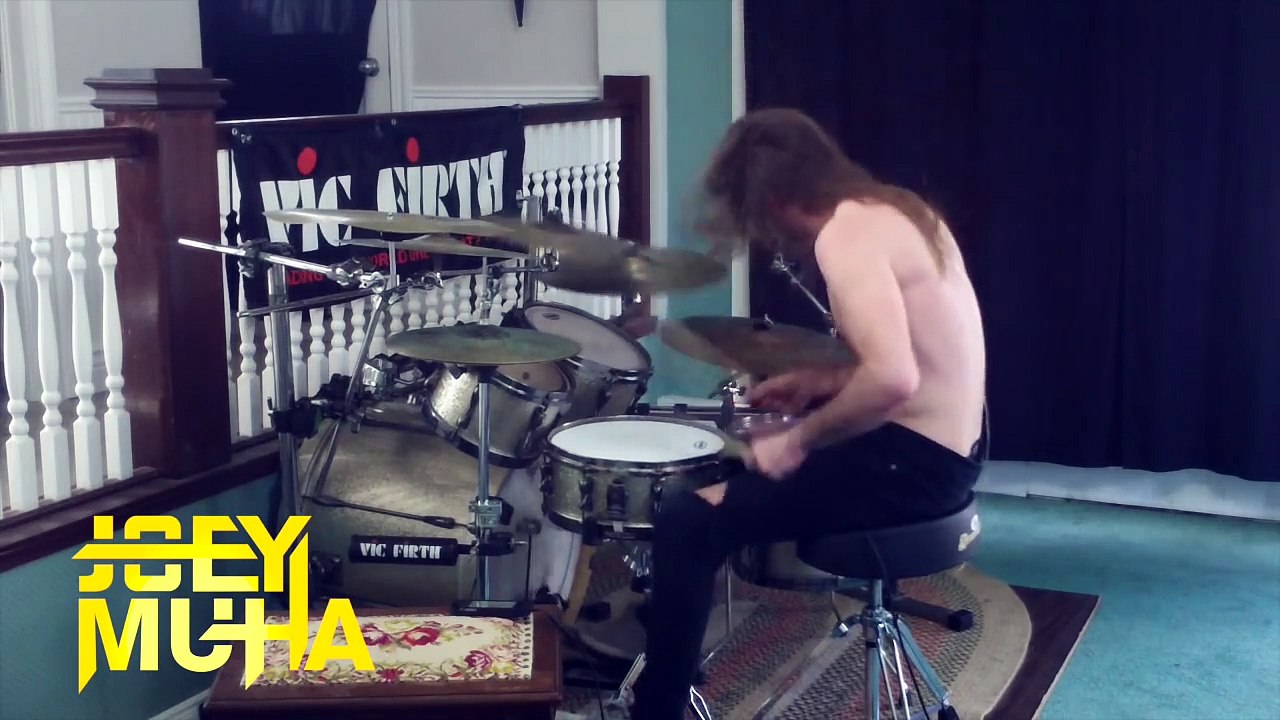 Jouer de la batterie violemment sur une douce musique pour enfants ahaha