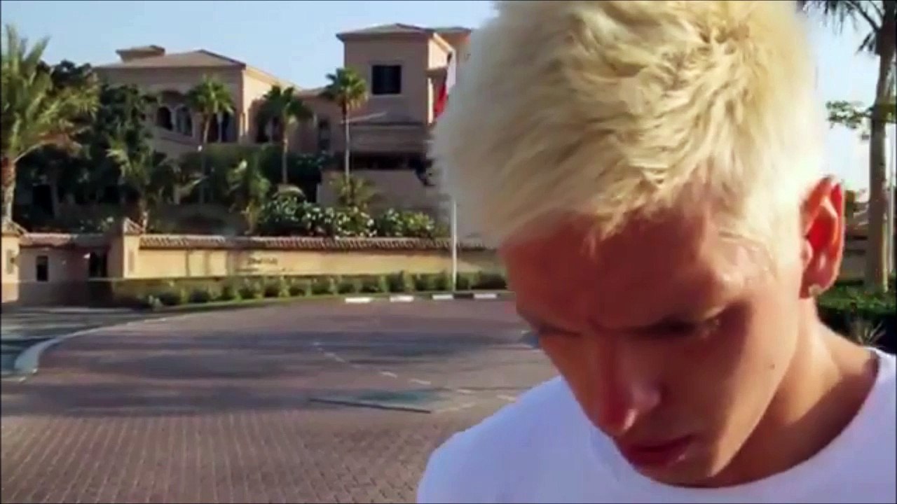 Saut incroyable au dessus d'une voiture en marche... Dingue