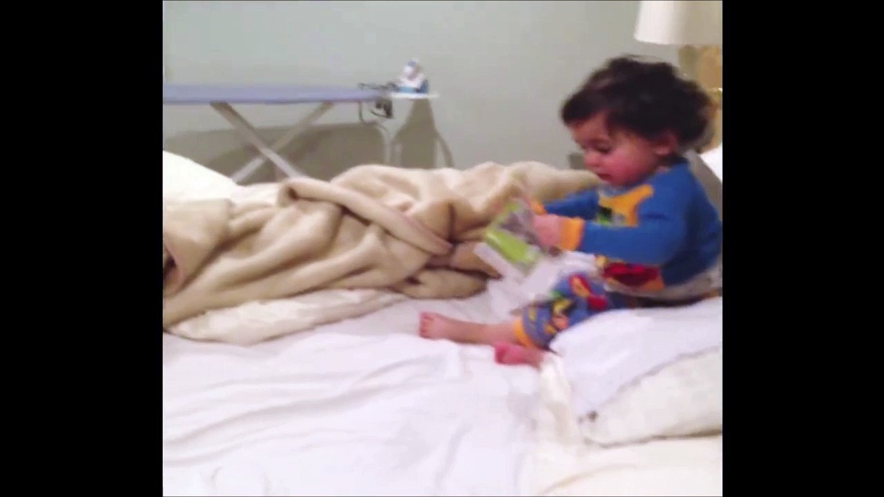 Ce bébé descend les escaliers en mode THUG... Dangereux