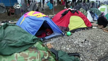 Idomeni: Dinner with 18 Syrian guests | DW News