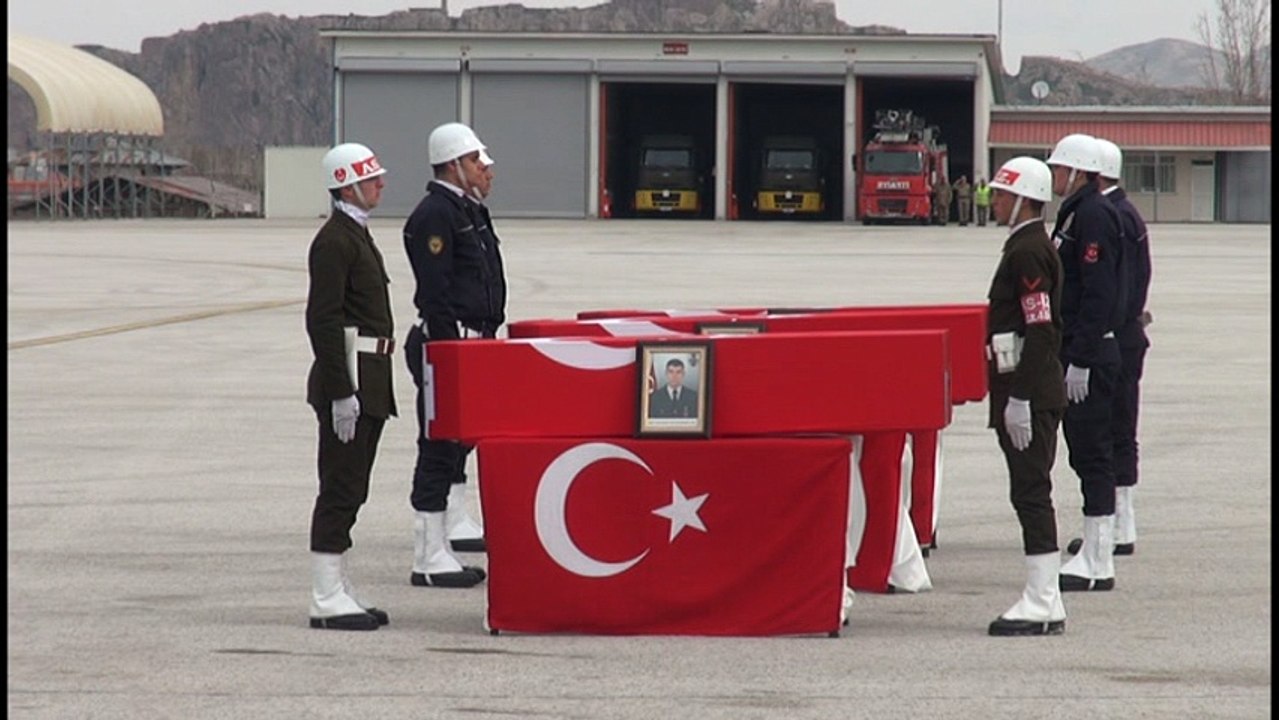 Yüksekova'da şehit polis ve asker için Van'da tören düzenlendi