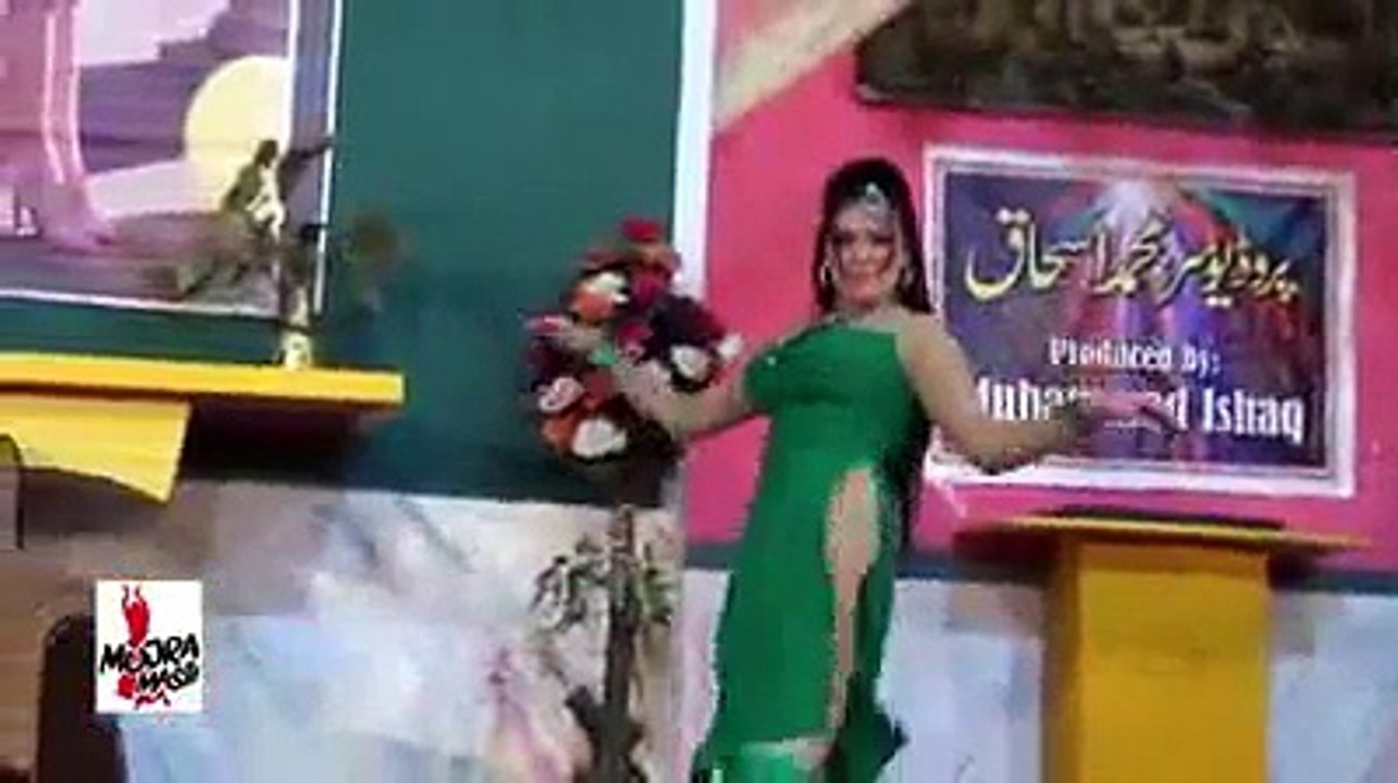 Girl Doing Mujra In Pakistani Wedding