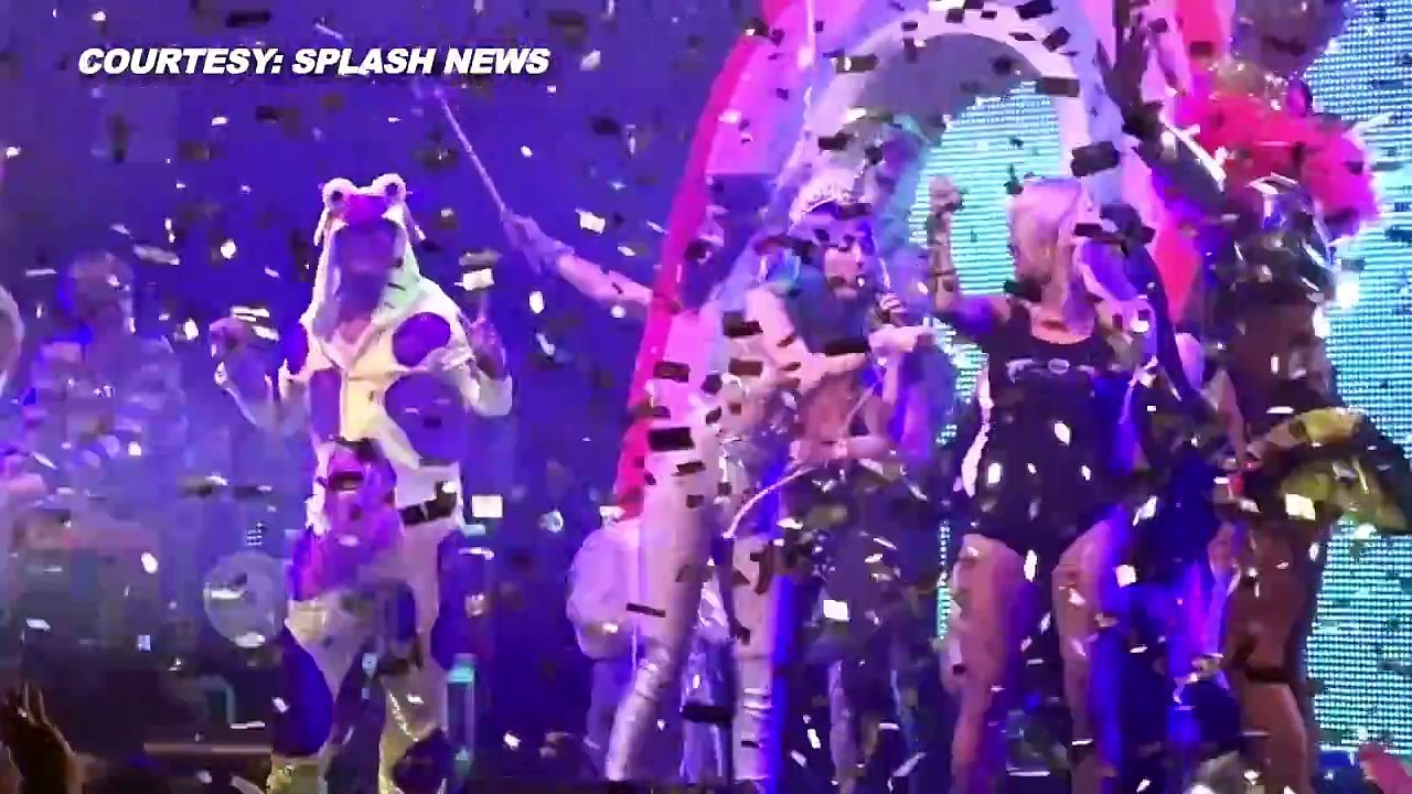 Miley Cyrus - Pamela Anderson HOT Performance In Los Angeles