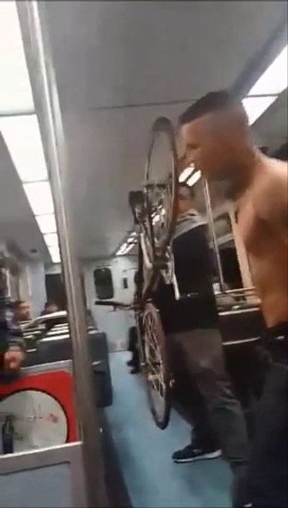 Un fouteur de merde tombe sur le mauvais gars dans le métro