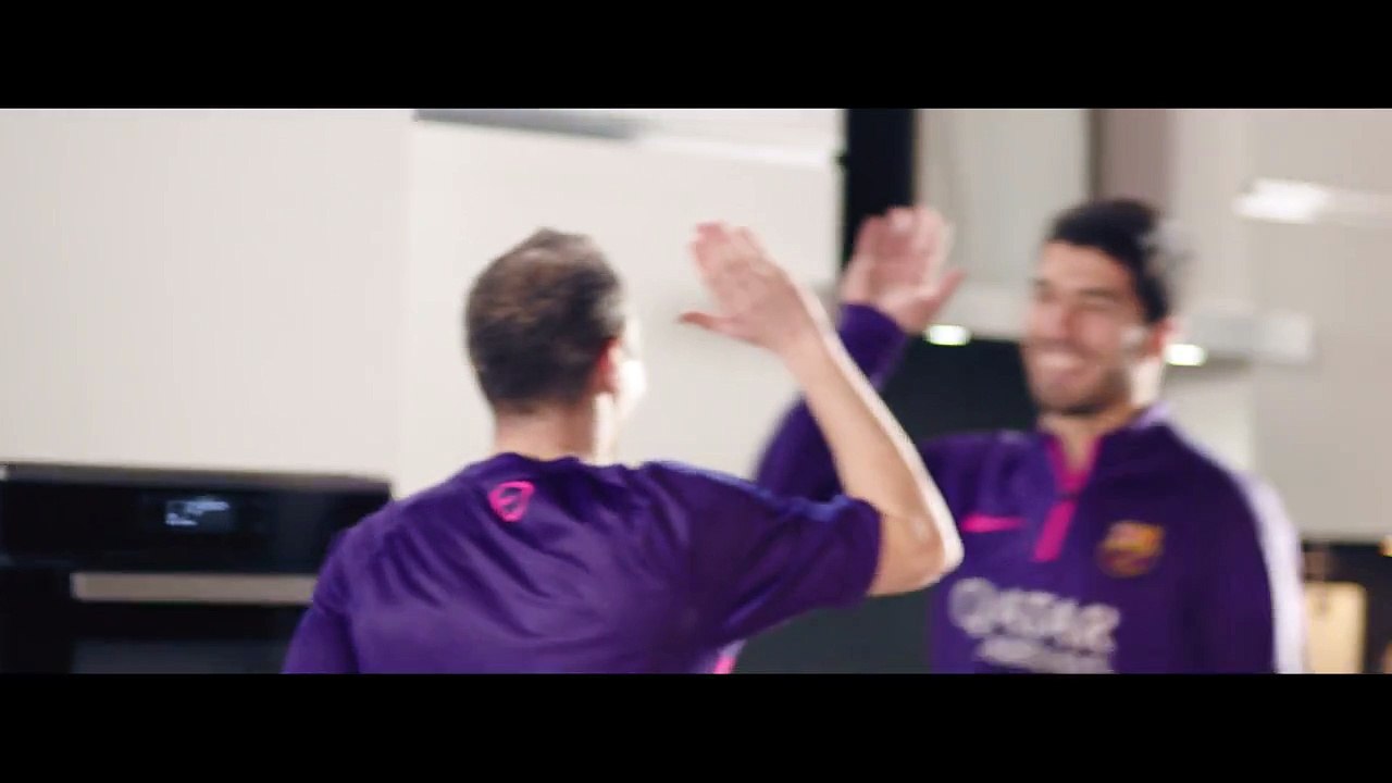 Joueurs de Barcelone dans la cuisine / Surf Technology Ovens / Beko