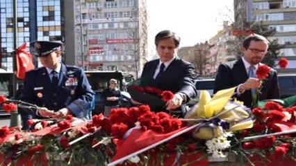 ABD Dışişleri Bakan Yardımcısı Blinken, Terör Saldırısının Olduğu Yere Karanfil Bıraktı
