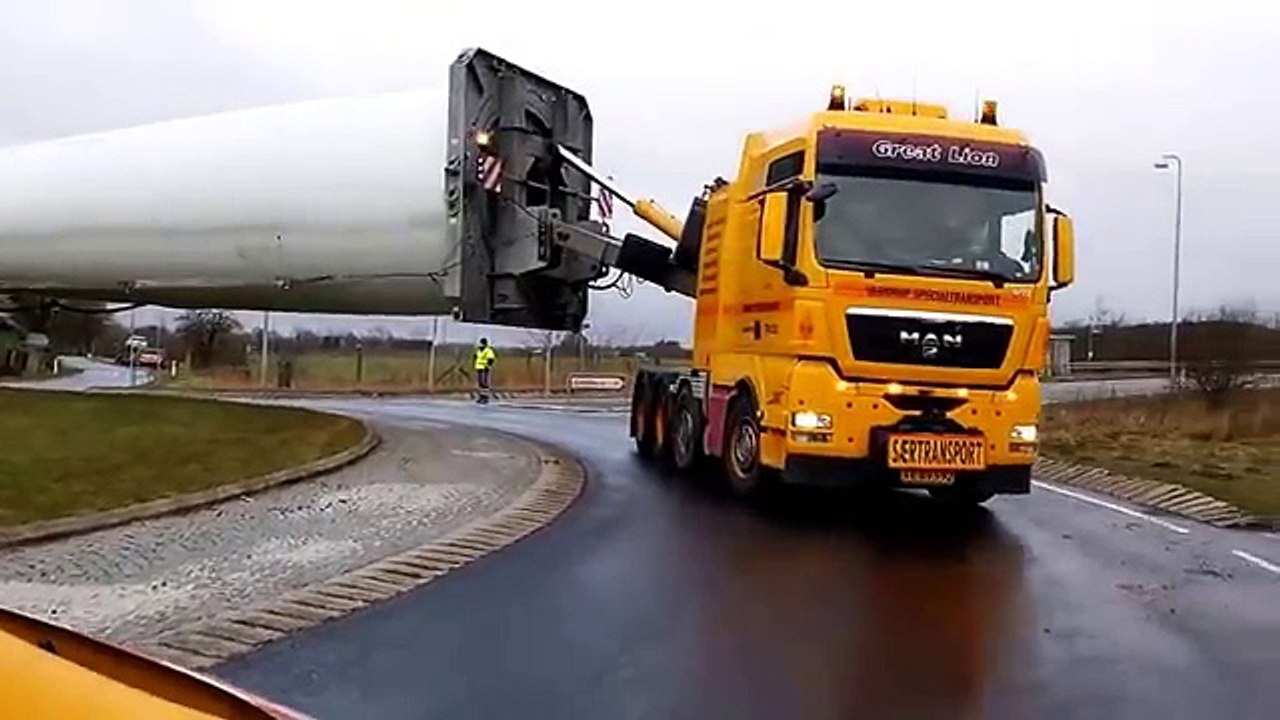 Transport d'une pale d'éolienne à un rond-point