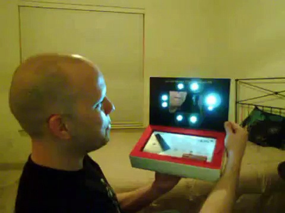 Lindy Unboxes the Nintendo DSi