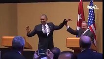 لحضة تاريخية... كاسترو رئيس كوبا يمنع أوباما من وضع يده على كتفه؟!