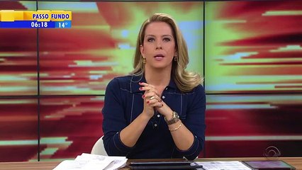 Manifestantes penduram faixa em frente à casa de Teori Zavascki no RS