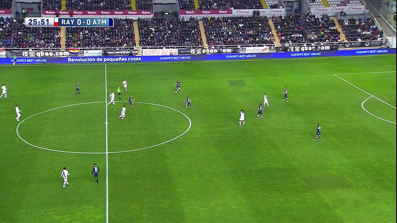 Yoel despejando un remate forzado de Torres