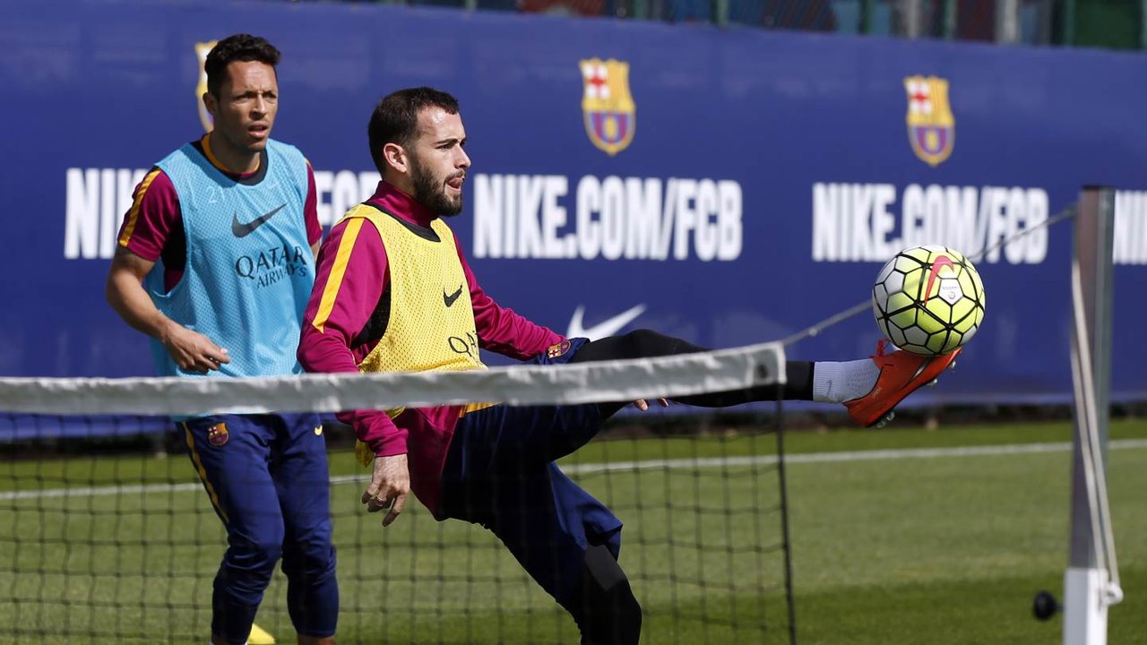 FC Barcelona training session: Workouts continu...