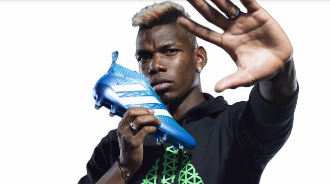 Pogba présente ses nouveaux crampons ACE 16+ bleu