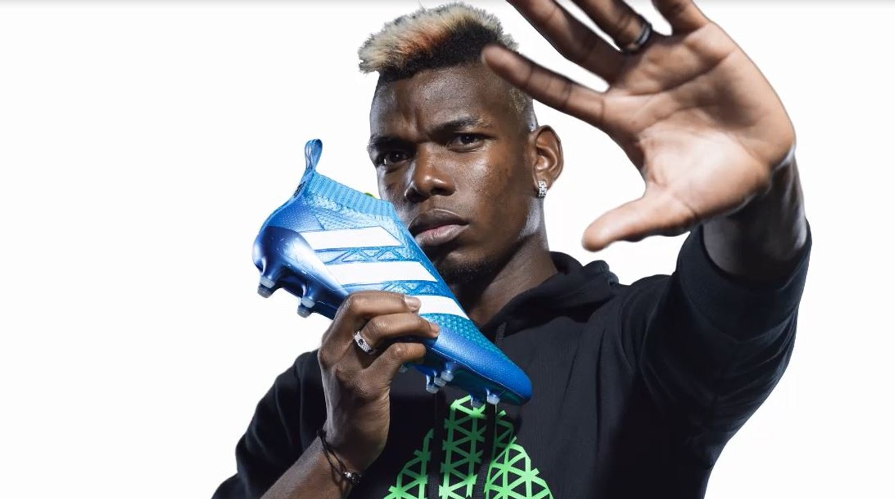 Pogba présente ses nouveaux crampons ACE 16+ bleu