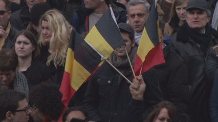 Des centaines de personnes observent une minute de silence place de la Bourse