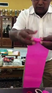 Quelques feuilles de papier de couleur et du talent et ce gars vous fait un truc magique