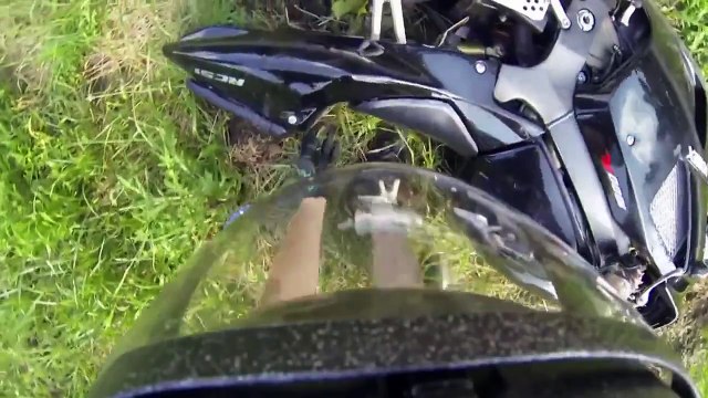 Grosse chute d'un motard en short et torse nu - Belle glissade et grosses éraflures sur tout le corps
