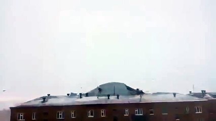 La tempête arrache un toit en Russie !